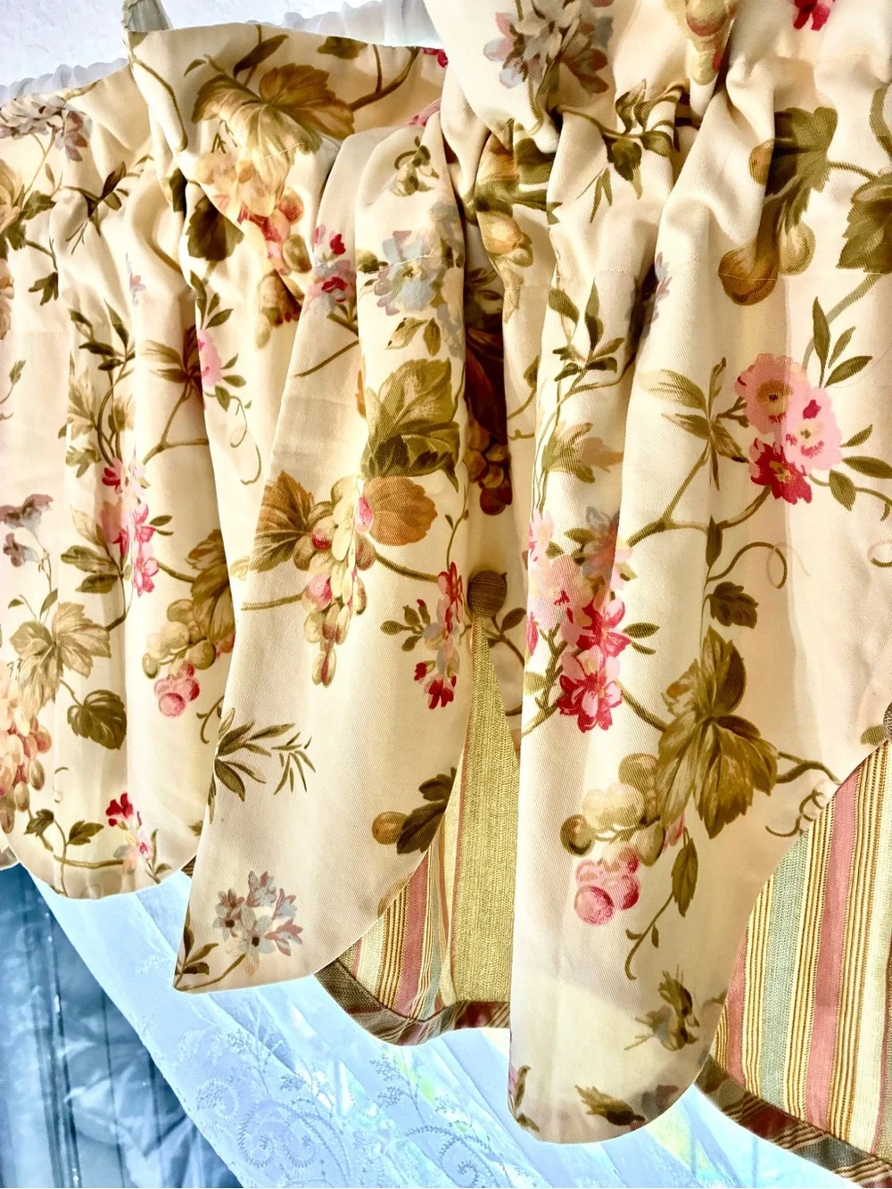 Vintage Waverly home classic Napoli cameo Scalloped Valance in Cream with pink